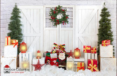 41 – Weihnacht_Scheunentor_Weiss_Geschenke__microfaser Microfaser Foto-Hintergrund für unsere Fotobox-Systeme